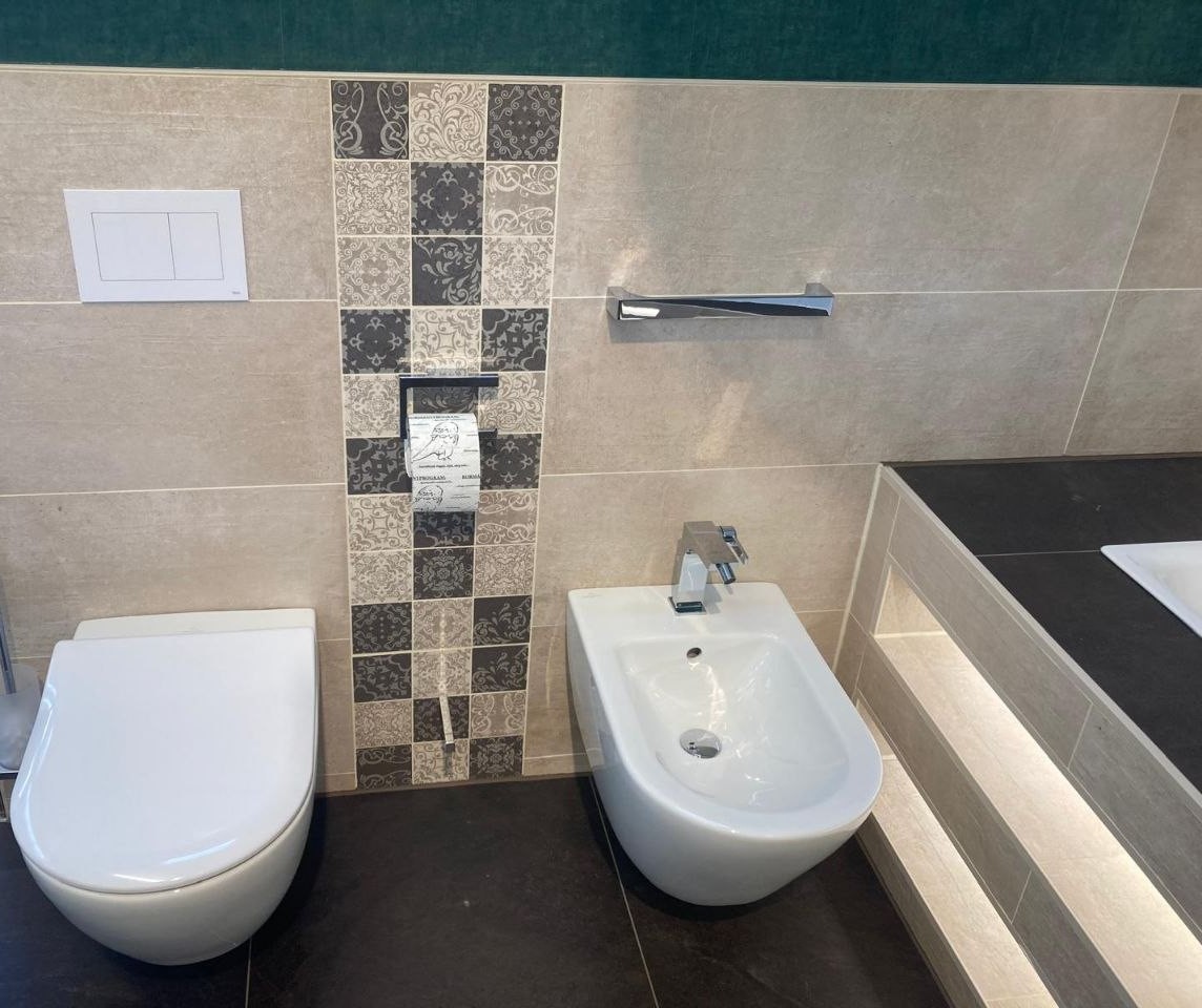 Toilette mit seperatem Bidet